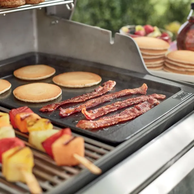 Up your game !  Geneses II Weber 7599 Cast Iron Griddle - Grill Master's Delite 2