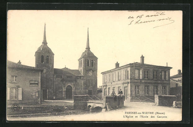 CPA Fresnes-en-Woevre, L'Eglise et l'Ecole des Garcons