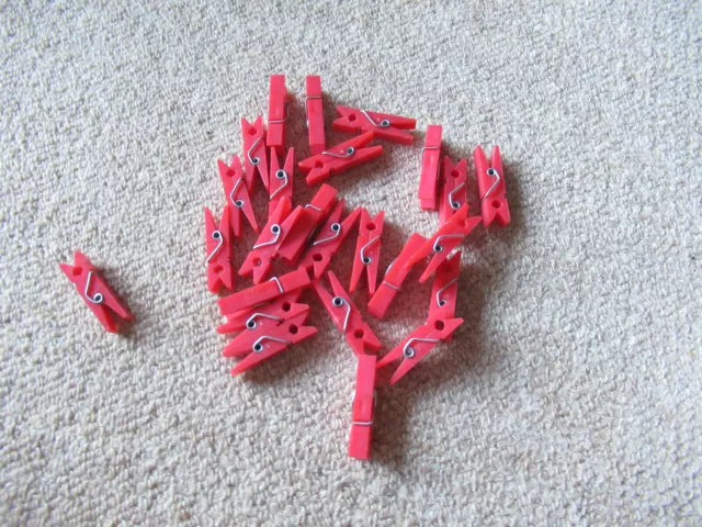 25 Kunststoffklammern, 3,5 cm, rot, unbenutzt, zum Basteln für Adventskalender
