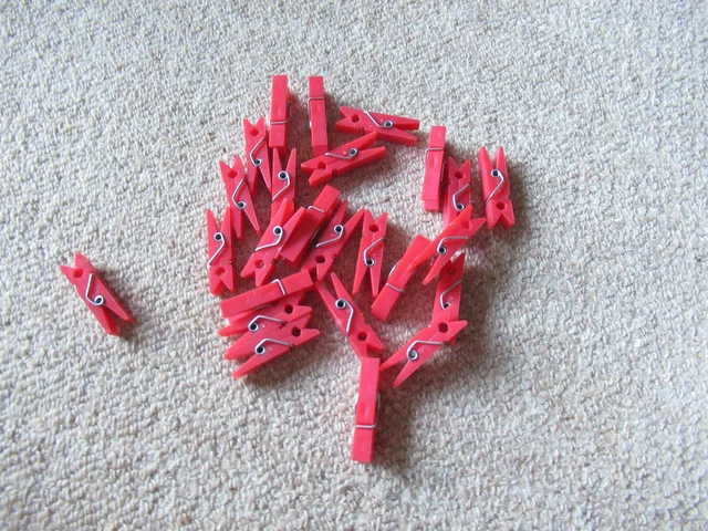 25 Kunststoffklammern, 3,5 cm, rot, unbenutzt, zum Basteln für Adventskalender