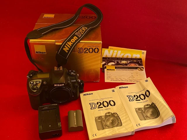 Nikon D200 10.2 MP Digital SLR Camera / Shutter Count is only  11 K