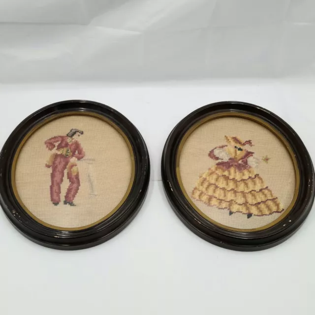 Figuras victorianas bordadas vintage en marcos antiguos de crewel