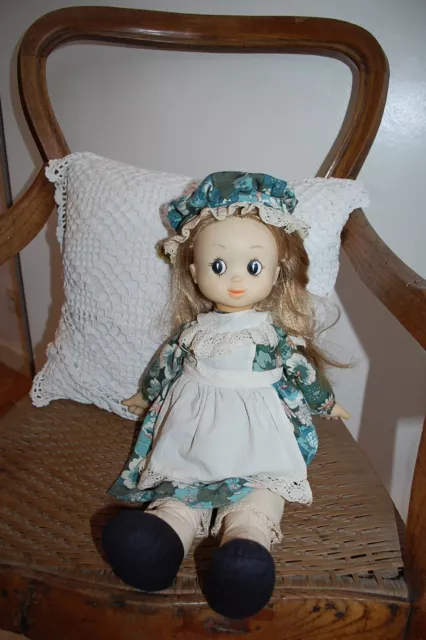 Ancienne Belle Poupée Famosa Corps Tissu Tête Et Main Plastique Robe Verte 44Cm