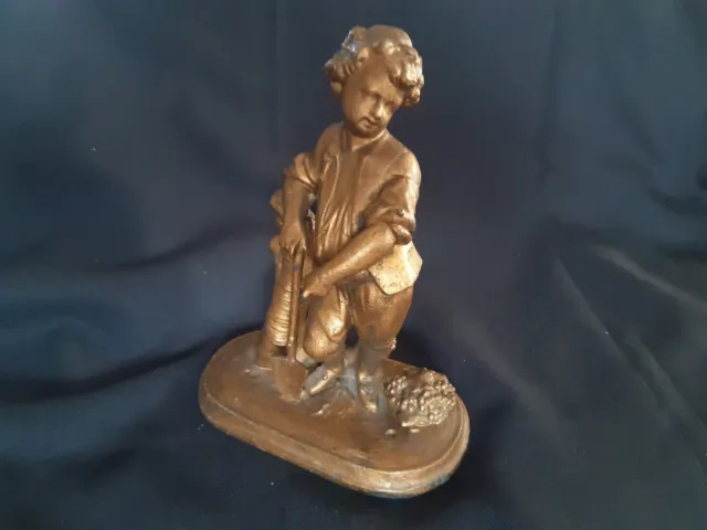 Sculpture / statuette de petit garçon en régule doré 18 cm