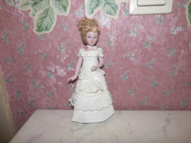 Nostalgie Porzellan-Puppe-Frau-Modeladen-Cafe-Kaufladen-Puppenhaus-Puppenstube