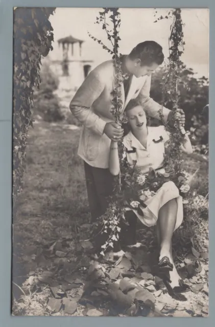 CR1448 - Cartolina augurale: Innamorati su altalena - viaggiata 1941