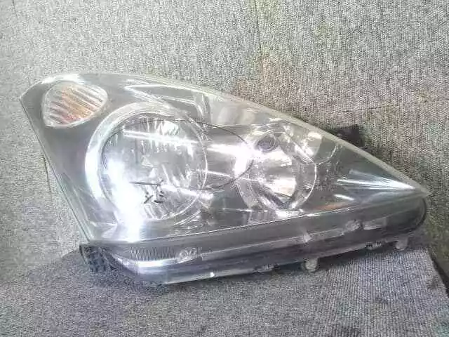 TOYOTA Wish 2004 CBA-ZNE10G Right Headlight 8111068020 [Used] [PA91289056]