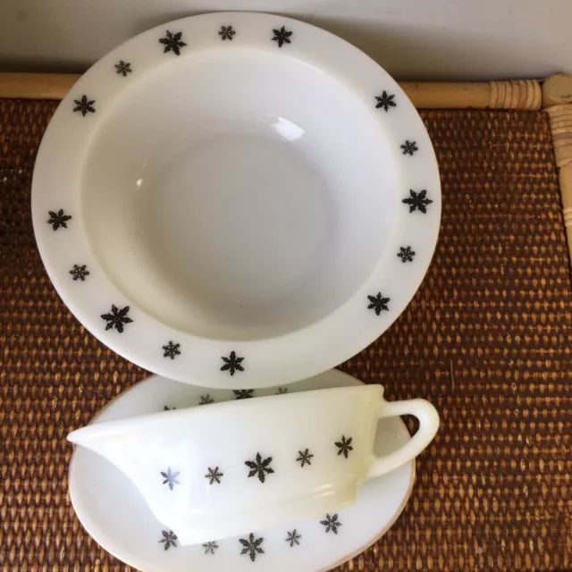 JAJ Pyrex Gravy/sauce Boat, Underplate And Serving Dish