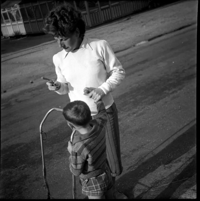 Joven Mujer Con Niño & Cochecito Calle Negativo Foto Antiguo + Impresión De 1948