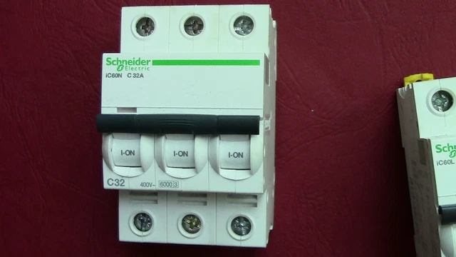 Disjoncteur Triphasé Schneider 3P 32A Courbe C - 10kA, 3 Modules, Neuf Sous Blister