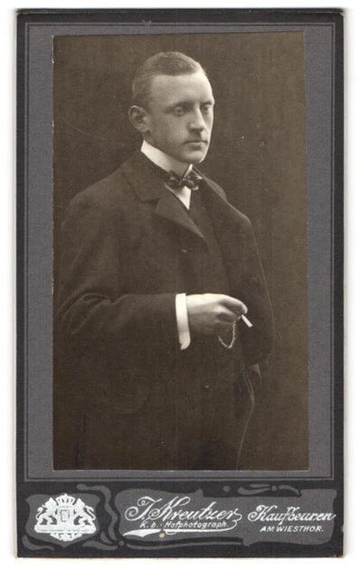 Fotografie J. Kreutzer, Kaufbeuren, Am Wiesentor, Junger Mann im edlen Kostüm m