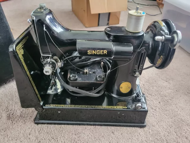 SINGER 221 Featherweight ANTIQUE Sewing Machine