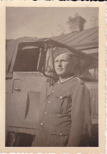 PHOTO ALLEMANDE GUERRE WW2 -- Soldat devant véhicules abandonnés après
