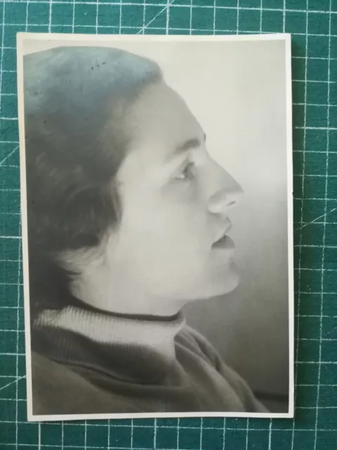 vs394 photo circa 1950 jeune femme profil gros plan