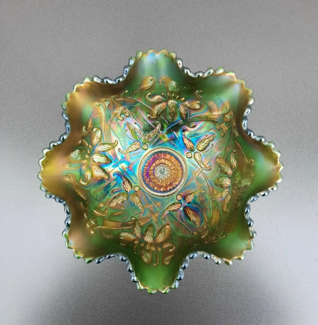 Coupe tripode verre moulé vert olive irisé modèle Wishbone ruffled Northwood USA