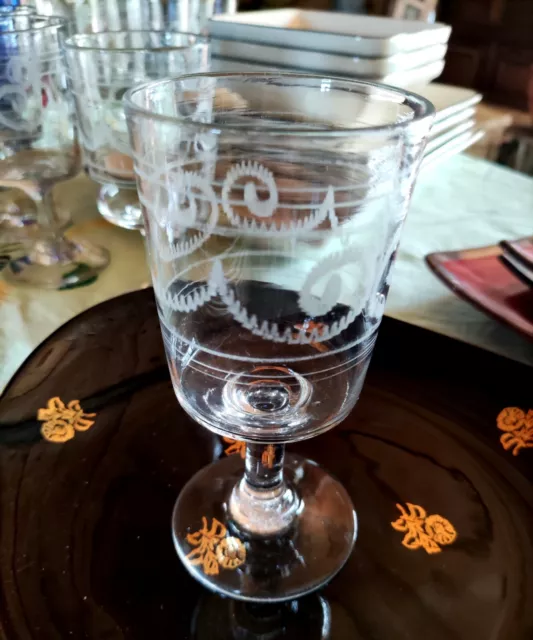 8 Verres À Vin À Pied Anciens En Verre Gravé