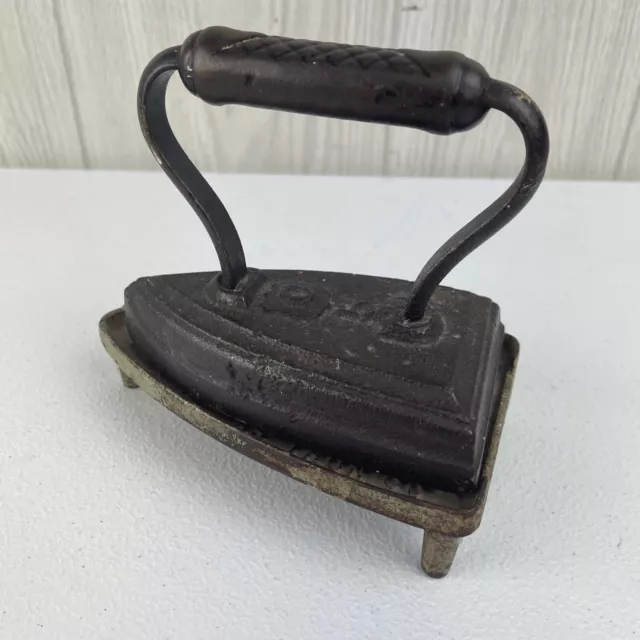 Antique Vintage cast iron sad Stell iron With Anchor on handle C5 W/Trivet