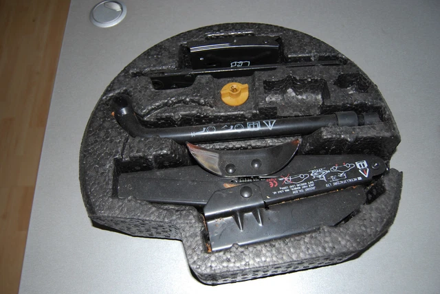 Komplettes Bordwerkzeug Wagenheber eines Jaguar X308 XJ8 gebraucht