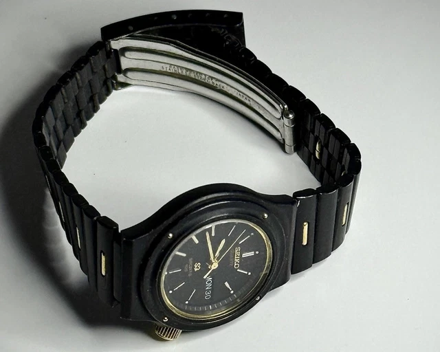 VINTAGE SEIKO SQ Sports 100 Black & Gold Tone Wrist Watch  display picture 3