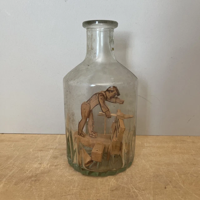 Ancienne Carafe Eau de Vie avec Personnage en Bois Flottant Métier Maçon Vintage