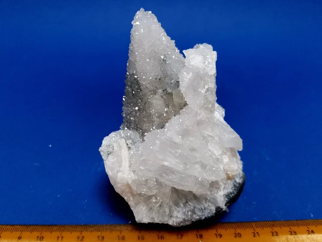 Mineralien:  Quarz/Bergkristall auf UV-Calcit (KW & LW) - Brasilien, k.w.A - 540