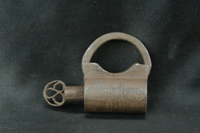 Antiguo Hierro Cerradura Antigüedad Indio Cilíndrica Forma Pequeño Fino Tornillo