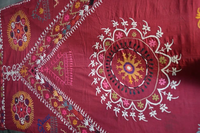 Des scènes naturelles en broderies de fils et de perles