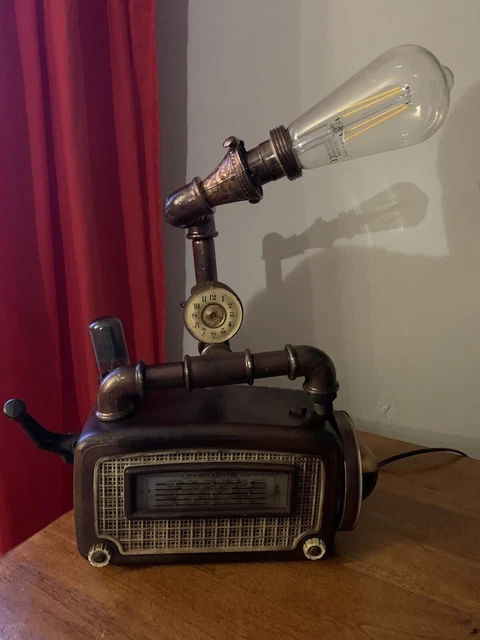 Radio antica trasformata in una Lampada stile steampunk