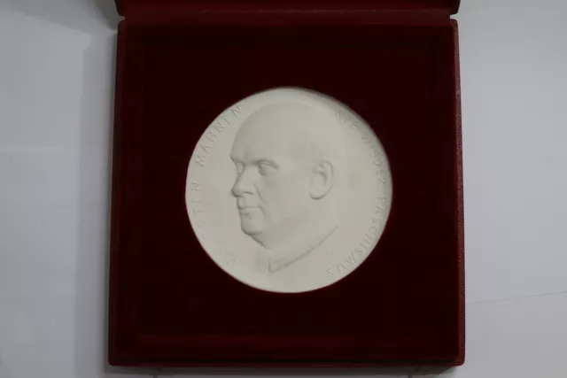 GERMANY MASSIVE PORCELAIN MEDAL BUCHENWALD CURATOR IN BOX 140mm B13 SPOR34