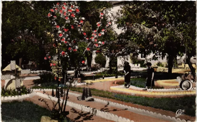 CPA POUGUES-les-EAUX - Le Golf miniature du Grand Hotel (456848)
