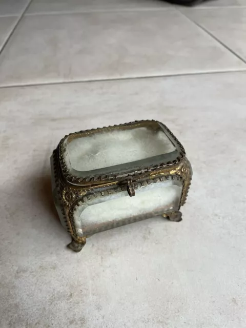 ancienne vitrine boite a bijou en laiton et verre bisauté décor ciselé vintage