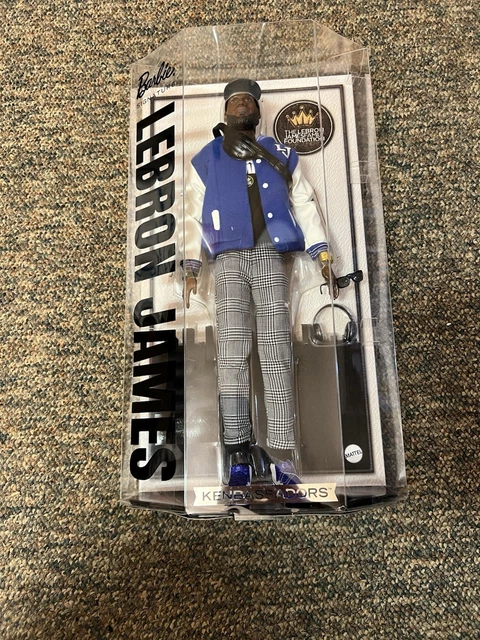 Muñeco Kenbassadors Barbie Signature LeBron James – Edición Coleccionable Con Chaqueta Bomber, Gafas, Auriculares Y Detalles De Su Fundación