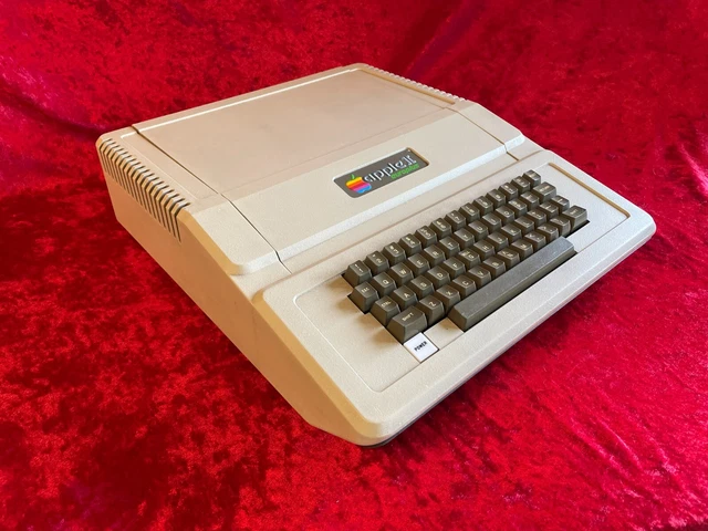 Vintage Apple II Europlus Computer (Apple II+, Apple ][+)  Model 1A2S2 Apple II+
