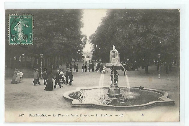 60 Beauvais  La Place Du Jeu De Paume  La Fontaine