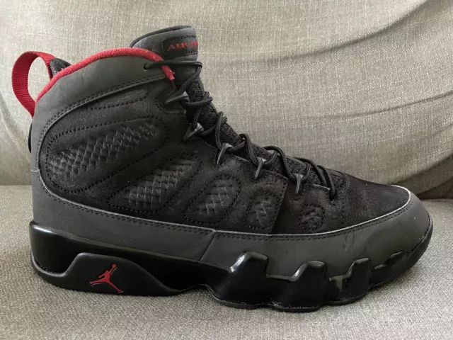 Jordan 9 2025 negro con rojo