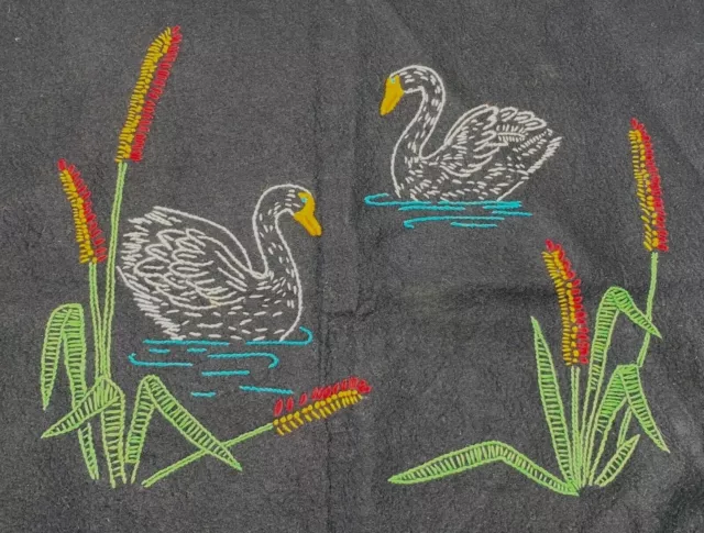 Cisnes en estanque Cattails Vintage Bordado en Fieltro Negro Pieza Acabada 17 in