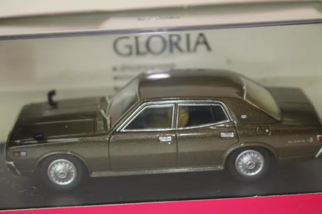 Nissan Gloria 2000SGL 1975 DISM, escala 1:43 en caja 2