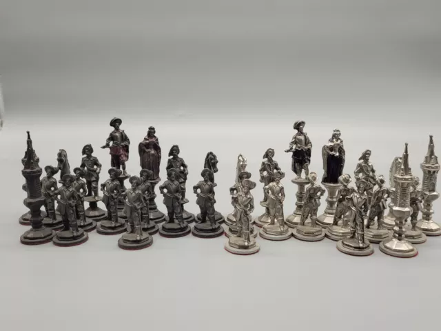 Antikes handgefertigtes Schachspiel aus Zinn - Set mit 32 Schachfiguren