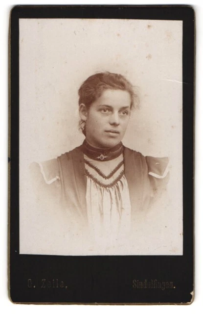 Fotografie G. Zeile, Sindelfingen, Junge Dame mit erschöpftem Blick im hochwert