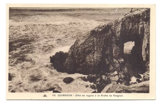 quiberon , effet de vagues à la grotte de kergroix