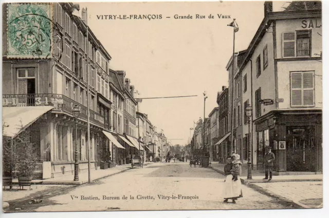 VITRY LE FRANCOIS - Marne - CPA 51 - Grande rue de Vaux - les commerces -