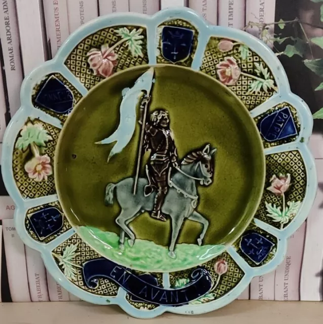 Assiette Barbotine Jeanne d'Arc " En Avant "