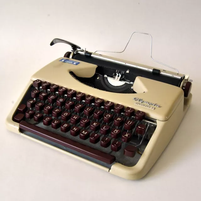 OLYMPIA Reiseschreibmaschine, Modell „Splendid 33“, 60er Jahre