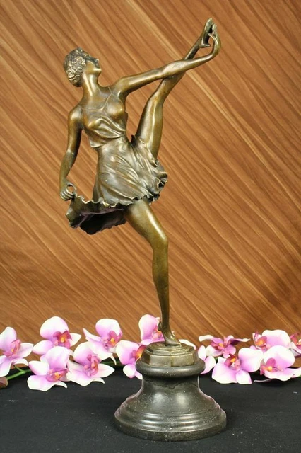 Danseuse, sujet en bronze à patine brune sur socle de marbre gris