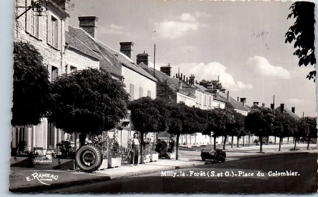 91 MILLY LA FORET - la place du colombier.