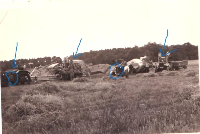 altes original Foto Lanz Traktoren + Lanz Arbeitsmaschinen bei der Ernte im Feld