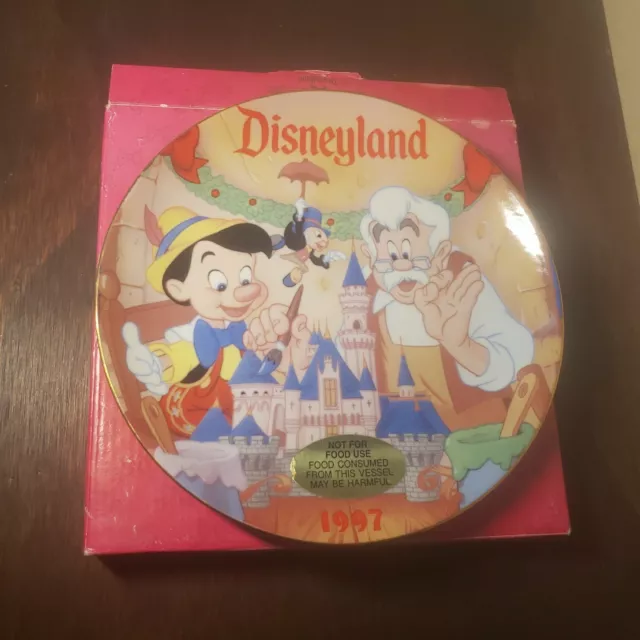 Limited Edition Disney 1997 Christmas Plate Pinocchio In BOX DISNEYLAND