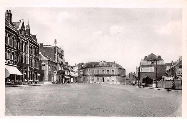 59 .n° 110000 . caudry . la place et la mairie .cpsm .