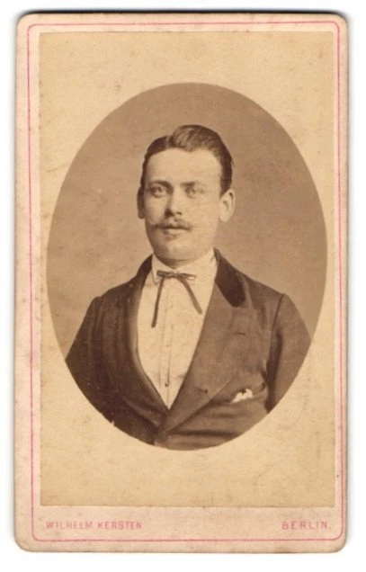Fotografie Wilhelm Kersten, Berlin, Oranienplatz 37, Elegant gekleideter Herr m