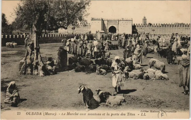 CPA AK Oudjda - Le Marche aux Moutons et la Porte des Tetes MAROC (1083189)